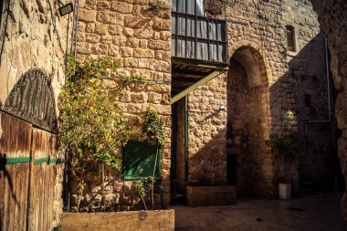 Hebron, Batı Şeria, 29 Ocak 2026 El Halil 'deki antik taş mimari ve sokak genel görünümü. Tarihi kireçtaşı binalar, asırlık tarihin sessiz tanıkları olarak duruyor..