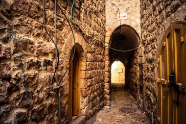 Hebron, Batı Şeria, 29 Ocak 2026 El Halil 'deki antik taş mimari ve sokak genel görünümü. Tarihi kireçtaşı binalar, asırlık tarihin sessiz tanıkları olarak duruyor..