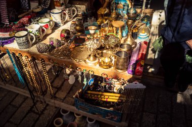 Hebron, Batı Şeria, 29 Ocak 2026 Eski Şehir Çorbası 'nın girişini gösteren işlek tezgahlar. Tüccarlar çeşitli mallar sergileyerek, yakındaki kapalı sektörlere canlı ama kırılgan bir kontrastı sağlıyorlar..