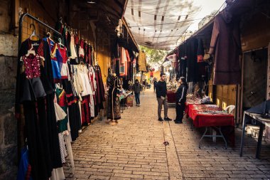 Hebron, Batı Şeria, 29 Ocak 2026 Eski Şehir Çorbası 'nın girişini gösteren işlek tezgahlar. Tüccarlar çeşitli mallar sergileyerek, yakındaki kapalı sektörlere canlı ama kırılgan bir kontrastı sağlıyorlar..