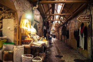 Hebron, Batı Şeria, 29 Ocak 2026 Eski Şehir Çorbası 'nın girişini gösteren işlek tezgahlar. Tüccarlar çeşitli mallar sergileyerek, yakındaki kapalı sektörlere canlı ama kırılgan bir kontrastı sağlıyorlar..