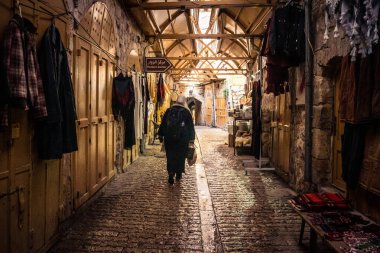 Hebron, Batı Şeria, 29 Ocak 2026 Filistinliler El Halil 'in ıssız sokaklarında gölge gibi yürüyorlar. Askeri işgalin ağırlığı altında izole edilmiş ve çürümüş bir sahne..