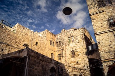 Hebron, Batı Şeria, 29 Ocak 2026 El Halil 'deki antik taş mimari ve sokak genel görünümü. Tarihi kireçtaşı binalar, asırlık tarihin sessiz tanıkları olarak duruyor..