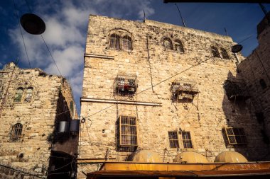 Hebron, Batı Şeria, 29 Ocak 2026 El Halil 'deki antik taş mimari ve sokak genel görünümü. Tarihi kireçtaşı binalar, asırlık tarihin sessiz tanıkları olarak duruyor..