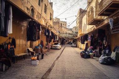 Hebron, Batı Şeria, 29 Ocak 2026 Eski Şehir Çorbası 'nın girişini gösteren işlek tezgahlar. Tüccarlar çeşitli mallar sergileyerek, yakındaki kapalı sektörlere canlı ama kırılgan bir kontrastı sağlıyorlar..