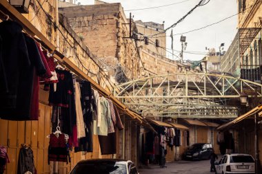 Hebron, Batı Şeria, 29 Ocak 2026 Eski Şehir Çorbası 'nın girişini gösteren işlek tezgahlar. Tüccarlar çeşitli mallar sergileyerek, yakındaki kapalı sektörlere canlı ama kırılgan bir kontrastı sağlıyorlar..