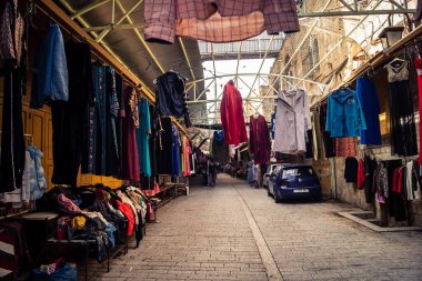 Hebron, Batı Şeria, 29 Ocak 2026 Eski Şehir Çorbası 'nın girişini gösteren işlek tezgahlar. Tüccarlar çeşitli mallar sergileyerek, yakındaki kapalı sektörlere canlı ama kırılgan bir kontrastı sağlıyorlar..