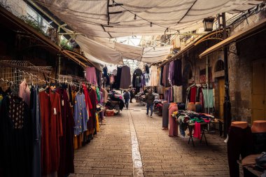 Hebron, Batı Şeria, 29 Ocak 2026 Eski Şehir Çorbası 'nın girişini gösteren işlek tezgahlar. Tüccarlar çeşitli mallar sergileyerek, yakındaki kapalı sektörlere canlı ama kırılgan bir kontrastı sağlıyorlar..