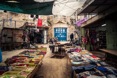 Hebron, Batı Şeria, 29 Ocak 2026 Eski Şehir Çorbası 'nın girişini gösteren işlek tezgahlar. Tüccarlar çeşitli mallar sergileyerek, yakındaki kapalı sektörlere canlı ama kırılgan bir kontrastı sağlıyorlar..