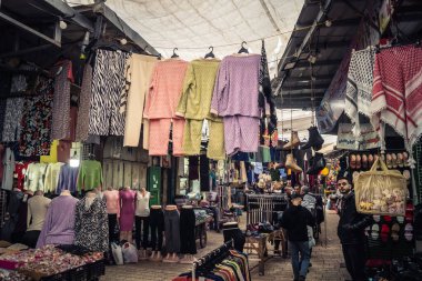 Hebron, Batı Şeria, 29 Ocak 2026 Eski Şehir Çorbası 'nın girişini gösteren işlek tezgahlar. Tüccarlar çeşitli mallar sergileyerek, yakındaki kapalı sektörlere canlı ama kırılgan bir kontrastı sağlıyorlar..