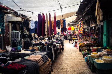 Hebron, Batı Şeria, 29 Ocak 2026 Eski Şehir Çorbası 'nın girişini gösteren işlek tezgahlar. Tüccarlar çeşitli mallar sergileyerek, yakındaki kapalı sektörlere canlı ama kırılgan bir kontrastı sağlıyorlar..