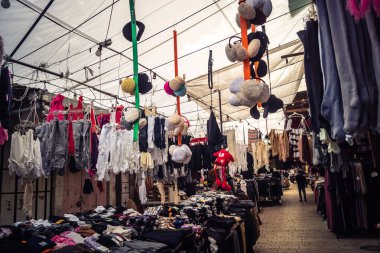 Hebron, Batı Şeria, 29 Ocak 2026 Eski Şehir Çorbası 'nın girişini gösteren işlek tezgahlar. Tüccarlar çeşitli mallar sergileyerek, yakındaki kapalı sektörlere canlı ama kırılgan bir kontrastı sağlıyorlar..