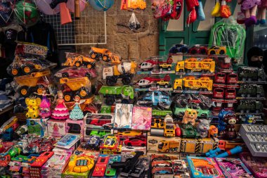 Hebron, Batı Şeria, 29 Ocak 2026 Eski Şehir Çorbası 'nın girişini gösteren işlek tezgahlar. Tüccarlar çeşitli mallar sergileyerek, yakındaki kapalı sektörlere canlı ama kırılgan bir kontrastı sağlıyorlar..