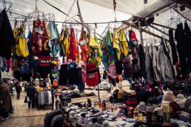 Hebron, Batı Şeria, 29 Ocak 2026 Eski Şehir Çorbası 'nın girişini gösteren işlek tezgahlar. Tüccarlar çeşitli mallar sergileyerek, yakındaki kapalı sektörlere canlı ama kırılgan bir kontrastı sağlıyorlar..