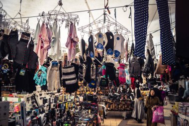 Hebron, Batı Şeria, 29 Ocak 2026 Eski Şehir Çorbası 'nın girişini gösteren işlek tezgahlar. Tüccarlar çeşitli mallar sergileyerek, yakındaki kapalı sektörlere canlı ama kırılgan bir kontrastı sağlıyorlar..