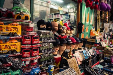 Hebron, Batı Şeria, 29 Ocak 2026 Eski Şehir Çorbası 'nın girişini gösteren işlek tezgahlar. Tüccarlar çeşitli mallar sergileyerek, yakındaki kapalı sektörlere canlı ama kırılgan bir kontrastı sağlıyorlar..