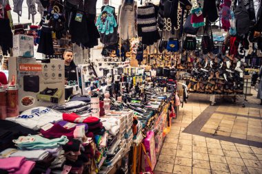 Hebron, Batı Şeria, 29 Ocak 2026 Eski Şehir Çorbası 'nın girişini gösteren işlek tezgahlar. Tüccarlar çeşitli mallar sergileyerek, yakındaki kapalı sektörlere canlı ama kırılgan bir kontrastı sağlıyorlar..