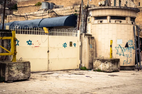 Hebron, Batı Şeria, 29 Ocak 2026 Dikenli tel ve mühürlü kapılar İsrail 'in El Halil' deki askeri işgalini zorunlu kılıyor. H2 sektöründeki güvenlik bariyerleri tarihi merkezi hayalet kasabaya çevirdi..