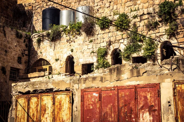 Hebron, Batı Şeria, 29 Ocak 2026 El Halil 'deki antik taş mimari ve sokak genel görünümü. Tarihi kireçtaşı binalar, asırlık tarihin sessiz tanıkları olarak duruyor..