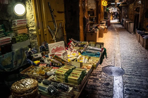 Hebron, Batı Şeria, 29 Ocak 2026 El Halil 'in kalbinde birkaç dükkan hala açık. Nadir raflar ve boş sokaklar bu tarihi Filistin pazarının yavaş ekonomik ölümünü yansıtıyor.