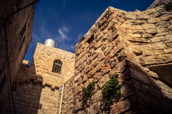 Hebron, Batı Şeria, 29 Ocak 2026 El Halil 'deki antik taş mimari ve sokak genel görünümü. Tarihi kireçtaşı binalar, asırlık tarihin sessiz tanıkları olarak duruyor..