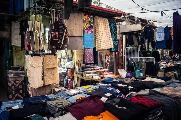 Hebron, Batı Şeria, 29 Ocak 2026 Eski Şehir Çorbası 'nın girişini gösteren işlek tezgahlar. Tüccarlar çeşitli mallar sergileyerek, yakındaki kapalı sektörlere canlı ama kırılgan bir kontrastı sağlıyorlar..