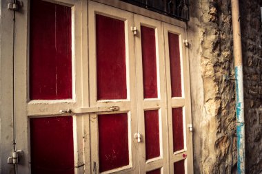 Hebron, Batı Şeria, 30 Ocak 2026. El Halil şehrinin sokaklarındaki kapalı dükkan kapılarına perçin, perçin ve kilitlerin yakın çekim detayları. Cuma günkü ticari kapanma sembolleri.