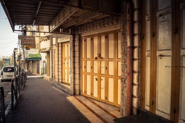 Hebron, Batı Şeria, 30 Ocak 2026 kapalı dükkan kepenkleri ve Hebron şehrinin caddesinde çift taraflı metal kapılar. Cuma günkü ticari kapanma sembolleri.