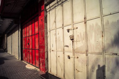 Hebron, Batı Şeria, 30 Ocak 2026. El Halil şehrinin sokaklarındaki kapalı dükkan kapılarına perçin, perçin ve kilitlerin yakın çekim detayları. Cuma günkü ticari kapanma sembolleri.