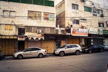 Hebron, Batı Şeria, 30 Ocak 2026 bu cuma El Halil şehrinde terk edilmiş sokaklar ve boş alışveriş bölgeleri. Dinlenme günü boyunca şehrin genel görünümü.