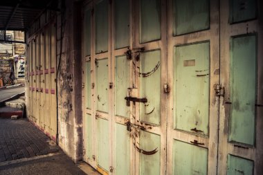 Hebron, Batı Şeria, 30 Ocak 2026 kapalı dükkan kepenkleri ve Hebron şehrinin caddesinde çift taraflı metal kapılar. Cuma günkü ticari kapanma sembolleri.