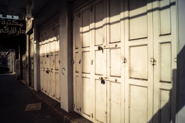 Hebron, Batı Şeria, 30 Ocak 2026 kapalı dükkan kepenkleri ve Hebron şehrinin caddesinde çift taraflı metal kapılar. Cuma günkü ticari kapanma sembolleri.