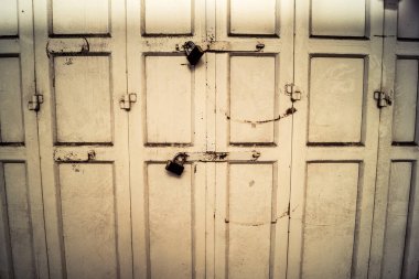 Hebron, Batı Şeria, 30 Ocak 2026. El Halil şehrinin sokaklarındaki kapalı dükkan kapılarına perçin, perçin ve kilitlerin yakın çekim detayları. Cuma günkü ticari kapanma sembolleri.