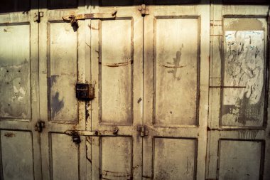 Hebron, Batı Şeria, 30 Ocak 2026. El Halil şehrinin sokaklarındaki kapalı dükkan kapılarına perçin, perçin ve kilitlerin yakın çekim detayları. Cuma günkü ticari kapanma sembolleri.