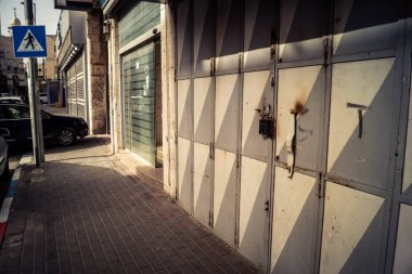 Hebron, Batı Şeria, 30 Ocak 2026 kapalı dükkan kepenkleri ve Hebron şehrinin caddesinde çift taraflı metal kapılar. Cuma günkü ticari kapanma sembolleri.