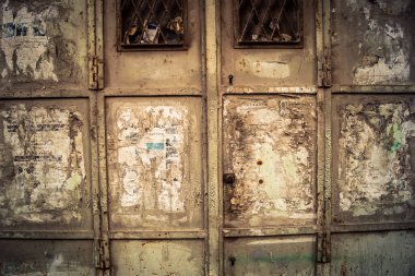 Hebron, Batı Şeria, 30 Ocak 2026. El Halil şehrinin sokaklarındaki kapalı dükkan kapılarına perçin, perçin ve kilitlerin yakın çekim detayları. Cuma günkü ticari kapanma sembolleri.