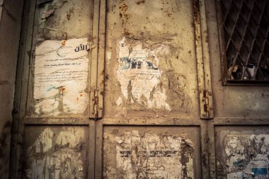 Hebron, Batı Şeria, 30 Ocak 2026. El Halil şehrinin sokaklarındaki kapalı dükkan kapılarına perçin, perçin ve kilitlerin yakın çekim detayları. Cuma günkü ticari kapanma sembolleri.