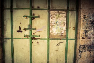 Hebron, Batı Şeria, 30 Ocak 2026. El Halil şehrinin sokaklarındaki kapalı dükkan kapılarına perçin, perçin ve kilitlerin yakın çekim detayları. Cuma günkü ticari kapanma sembolleri.