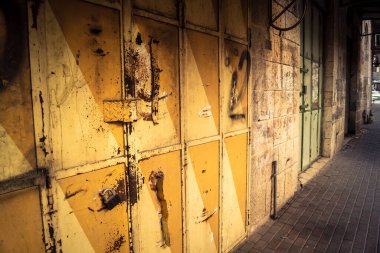 Hebron, Batı Şeria, 30 Ocak 2026 kapalı dükkan kepenkleri ve Hebron şehrinin caddesinde çift taraflı metal kapılar. Cuma günkü ticari kapanma sembolleri.