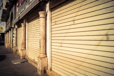 Hebron, Batı Şeria, 30 Ocak 2026 kapalı dükkan kepenkleri ve Hebron şehrinin caddesinde çift taraflı metal kapılar. Cuma günkü ticari kapanma sembolleri.