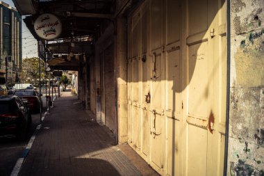 Hebron, Batı Şeria, 30 Ocak 2026 kapalı dükkan kepenkleri ve Hebron şehrinin caddesinde çift taraflı metal kapılar. Cuma günkü ticari kapanma sembolleri.