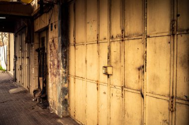 Hebron, Batı Şeria, 30 Ocak 2026 kapalı dükkan kepenkleri ve Hebron şehrinin caddesinde çift taraflı metal kapılar. Cuma günkü ticari kapanma sembolleri.