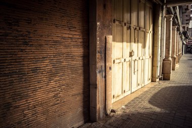 Hebron, Batı Şeria, 30 Ocak 2026 kapalı dükkan kepenkleri ve Hebron şehrinin caddesinde çift taraflı metal kapılar. Cuma günkü ticari kapanma sembolleri.