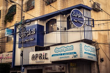 Hebron, Batı Şeria, 30 Ocak 2026 Arap dili posterleri, siyasi işaretler ve şehir merkezindeki kentsel duvarlar üzerindeki yırtık reklamlar.