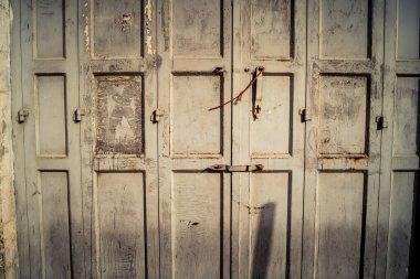 Hebron, Batı Şeria, 30 Ocak 2026. El Halil şehrinin sokaklarındaki kapalı dükkan kapılarına perçin, perçin ve kilitlerin yakın çekim detayları. Cuma günkü ticari kapanma sembolleri.