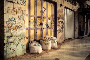 Hebron, Batı Şeria, 30 Ocak 2026 kapalı dükkan kepenkleri ve Hebron şehrinin caddesinde çift taraflı metal kapılar. Cuma günkü ticari kapanma sembolleri.