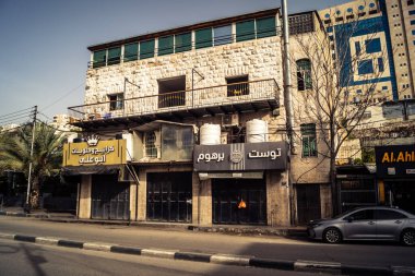 Hebron, Batı Şeria, 30 Ocak 2026 bu cuma El Halil şehrinde terk edilmiş sokaklar ve boş alışveriş bölgeleri. Dinlenme günü boyunca şehrin genel görünümü.