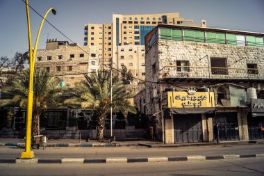 Hebron, Batı Şeria, 30 Ocak 2026 bu cuma El Halil şehrinde terk edilmiş sokaklar ve boş alışveriş bölgeleri. Dinlenme günü boyunca şehrin genel görünümü.