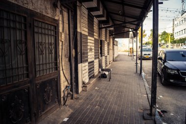 Hebron, Batı Şeria, 30 Ocak 2026 kapalı dükkan kepenkleri ve Hebron şehrinin caddesinde çift taraflı metal kapılar. Cuma günkü ticari kapanma sembolleri.