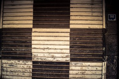 Hebron, Batı Şeria, 30 Ocak 2026. El Halil şehrinin sokaklarındaki kapalı dükkan kapılarına perçin, perçin ve kilitlerin yakın çekim detayları. Cuma günkü ticari kapanma sembolleri.